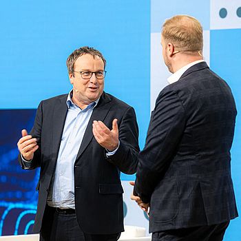 NRW-Verkehrsminister Oliver Krischer spricht auf der Hauptbühne des Mobilitätstags mit Moderator Tobias Häusler.